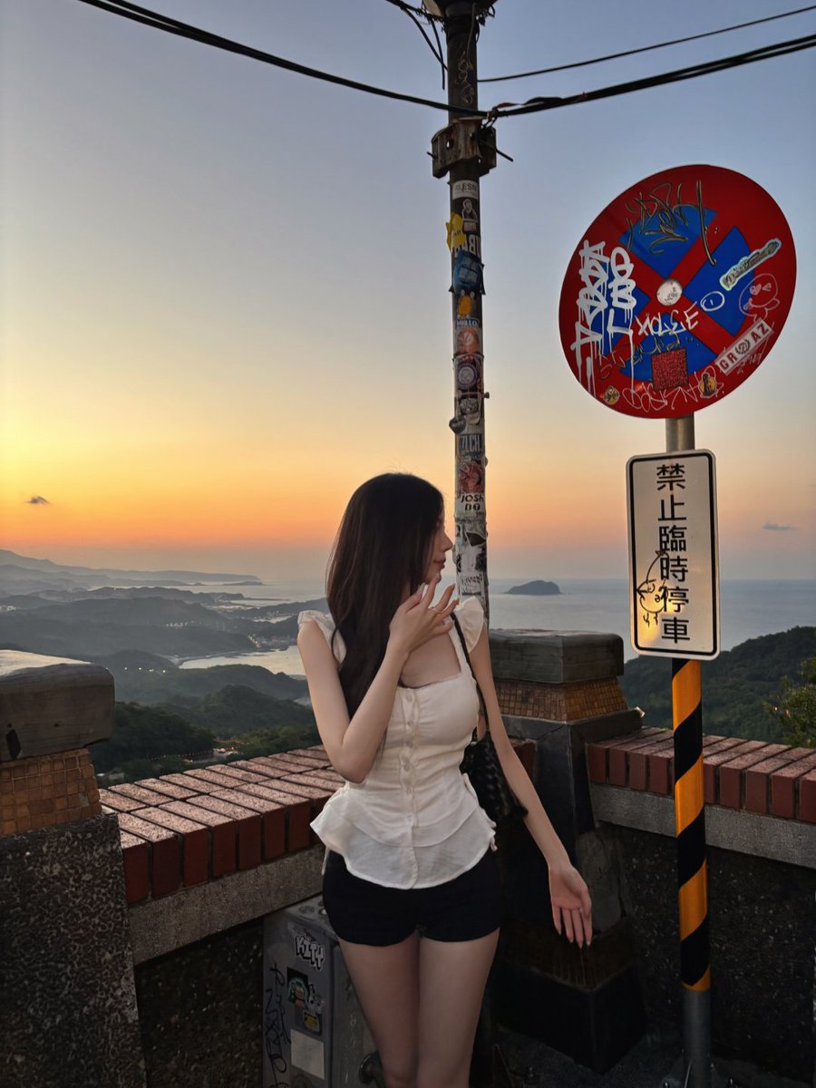 MizuChannb's tweet photo. Pockets full of sunset. Today’s dose of sweetness, officially completed. https://t.co/B4kjkcXWvn