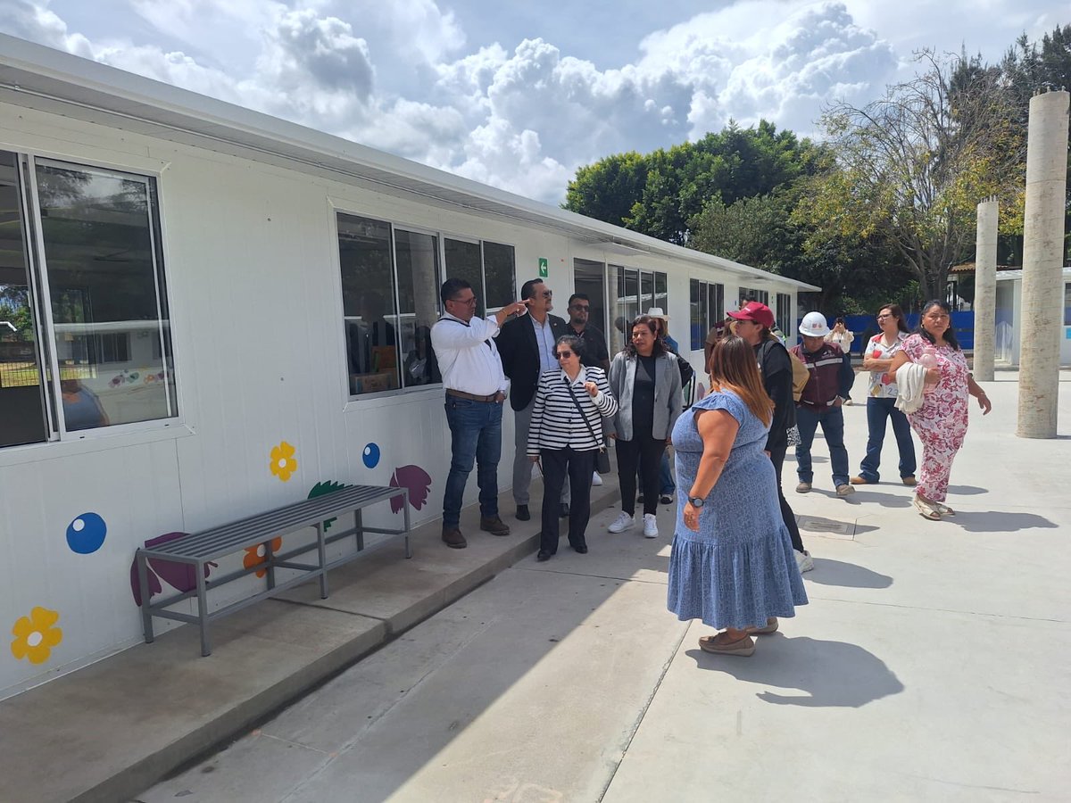 SeGobCDMX's tweet photo. Como parte de los compromisos establecidos durante el #CasaXCasa en la colonia Selene, en Tláhuac, y en seguimiento a las acciones de #TerritoriosDePaz, se realizaron las gestiones necesarias para que las y los alumnos de la Escuela Primaria Manuel Rafael Gutiérrez regresen a clases en las aulas.

Tras semanas de trabajo y diálogo, se llevó a cabo la entrega simbólica de estos espacios prefabricados para el regreso de las niñas y los niños a las actividades escolares presenciales. 🙌🏽