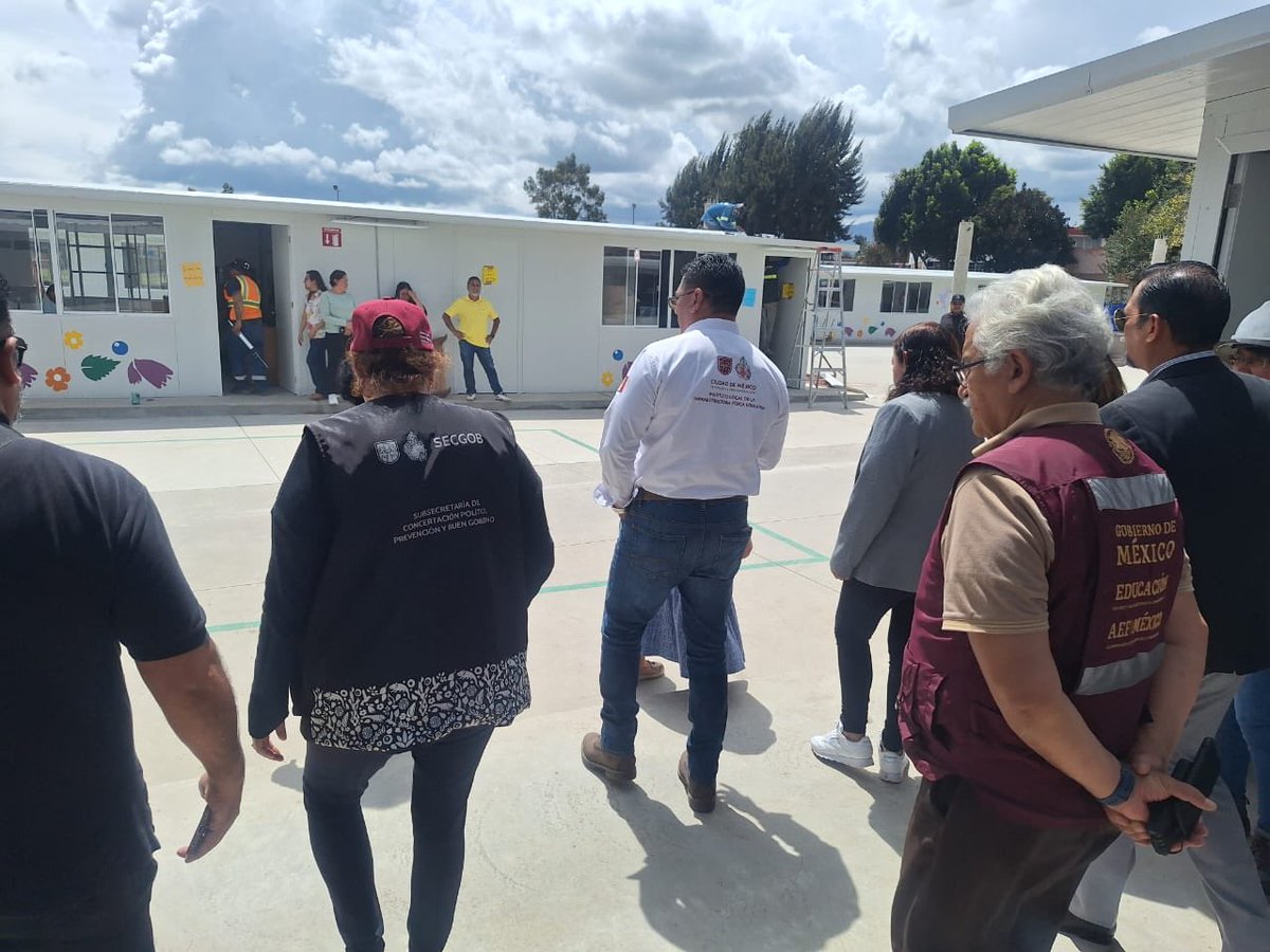 SeGobCDMX's tweet photo. Como parte de los compromisos establecidos durante el #CasaXCasa en la colonia Selene, en Tláhuac, y en seguimiento a las acciones de #TerritoriosDePaz, se realizaron las gestiones necesarias para que las y los alumnos de la Escuela Primaria Manuel Rafael Gutiérrez regresen a clases en las aulas.

Tras semanas de trabajo y diálogo, se llevó a cabo la entrega simbólica de estos espacios prefabricados para el regreso de las niñas y los niños a las actividades escolares presenciales. 🙌🏽