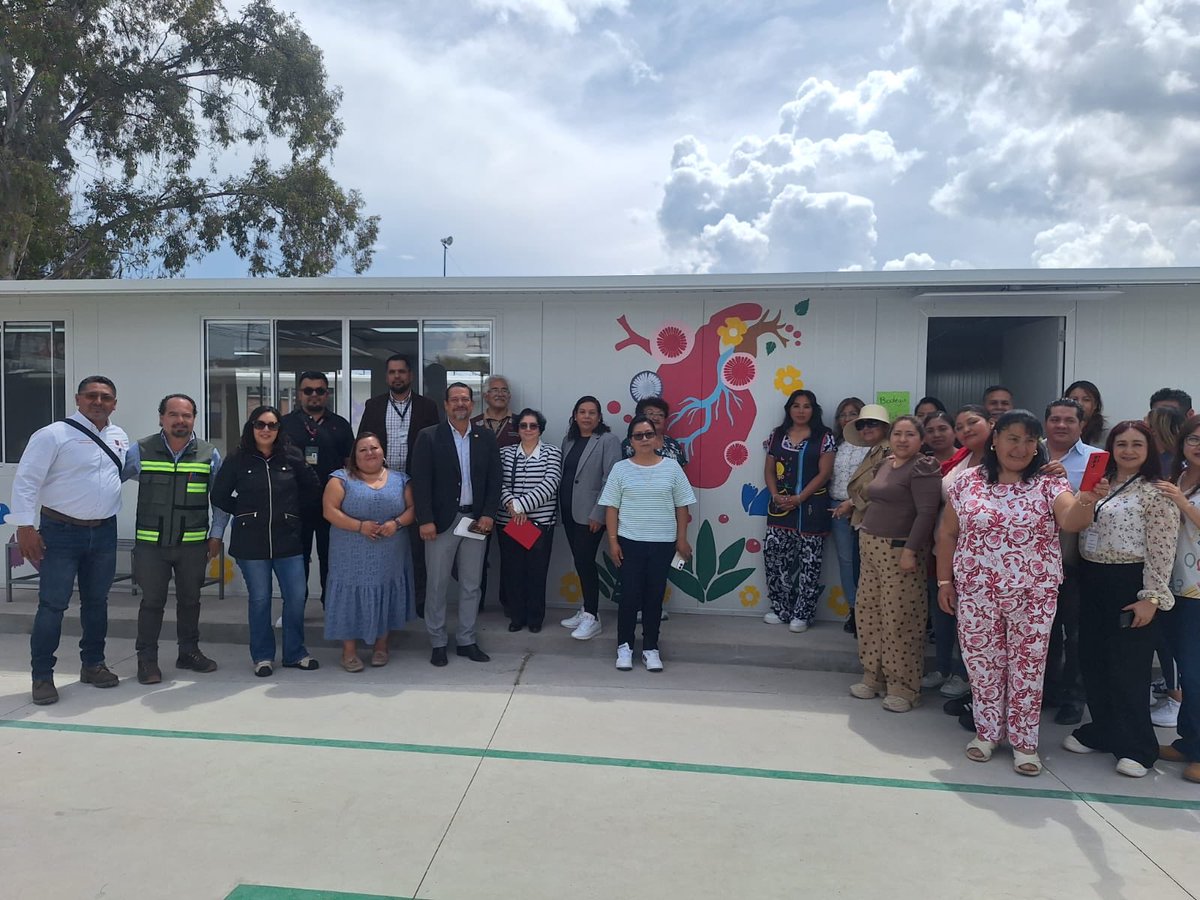 SeGobCDMX's tweet photo. Como parte de los compromisos establecidos durante el #CasaXCasa en la colonia Selene, en Tláhuac, y en seguimiento a las acciones de #TerritoriosDePaz, se realizaron las gestiones necesarias para que las y los alumnos de la Escuela Primaria Manuel Rafael Gutiérrez regresen a clases en las aulas.

Tras semanas de trabajo y diálogo, se llevó a cabo la entrega simbólica de estos espacios prefabricados para el regreso de las niñas y los niños a las actividades escolares presenciales. 🙌🏽
