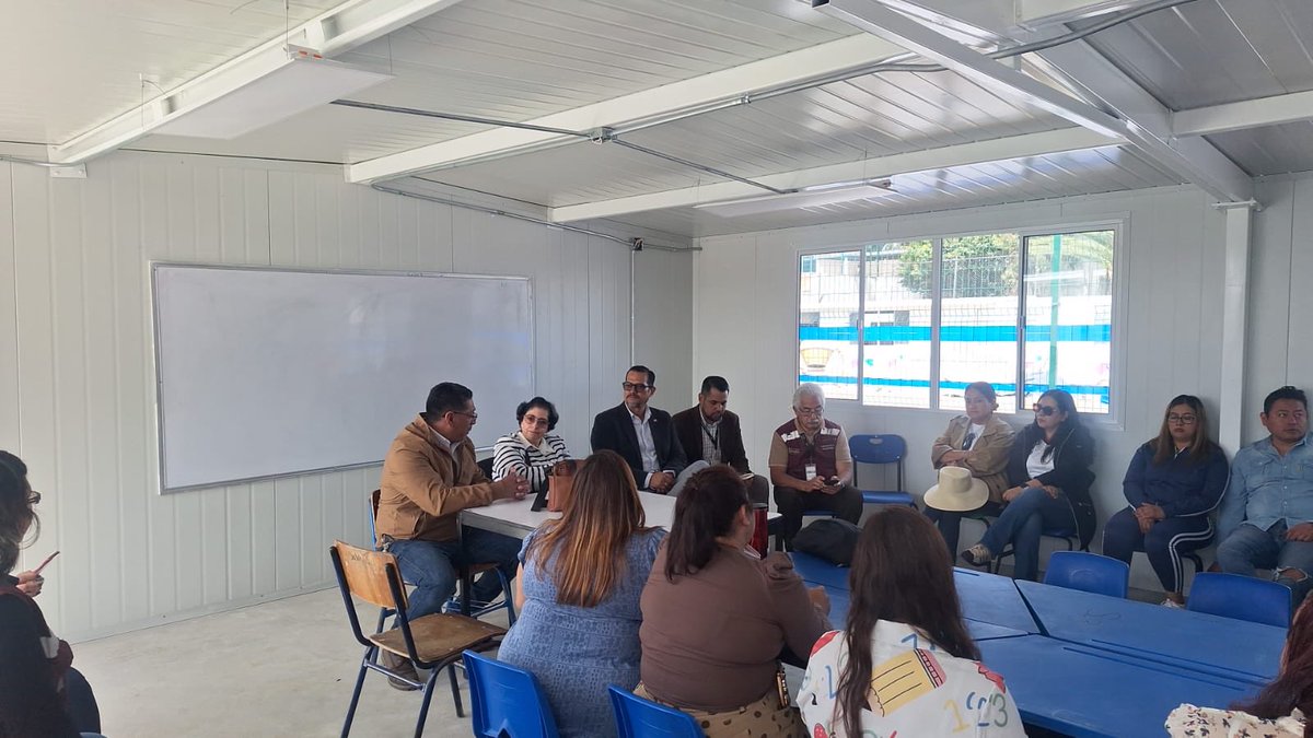 SeGobCDMX's tweet photo. Como parte de los compromisos establecidos durante el #CasaXCasa en la colonia Selene, en Tláhuac, y en seguimiento a las acciones de #TerritoriosDePaz, se realizaron las gestiones necesarias para que las y los alumnos de la Escuela Primaria Manuel Rafael Gutiérrez regresen a clases en las aulas.

Tras semanas de trabajo y diálogo, se llevó a cabo la entrega simbólica de estos espacios prefabricados para el regreso de las niñas y los niños a las actividades escolares presenciales. 🙌🏽