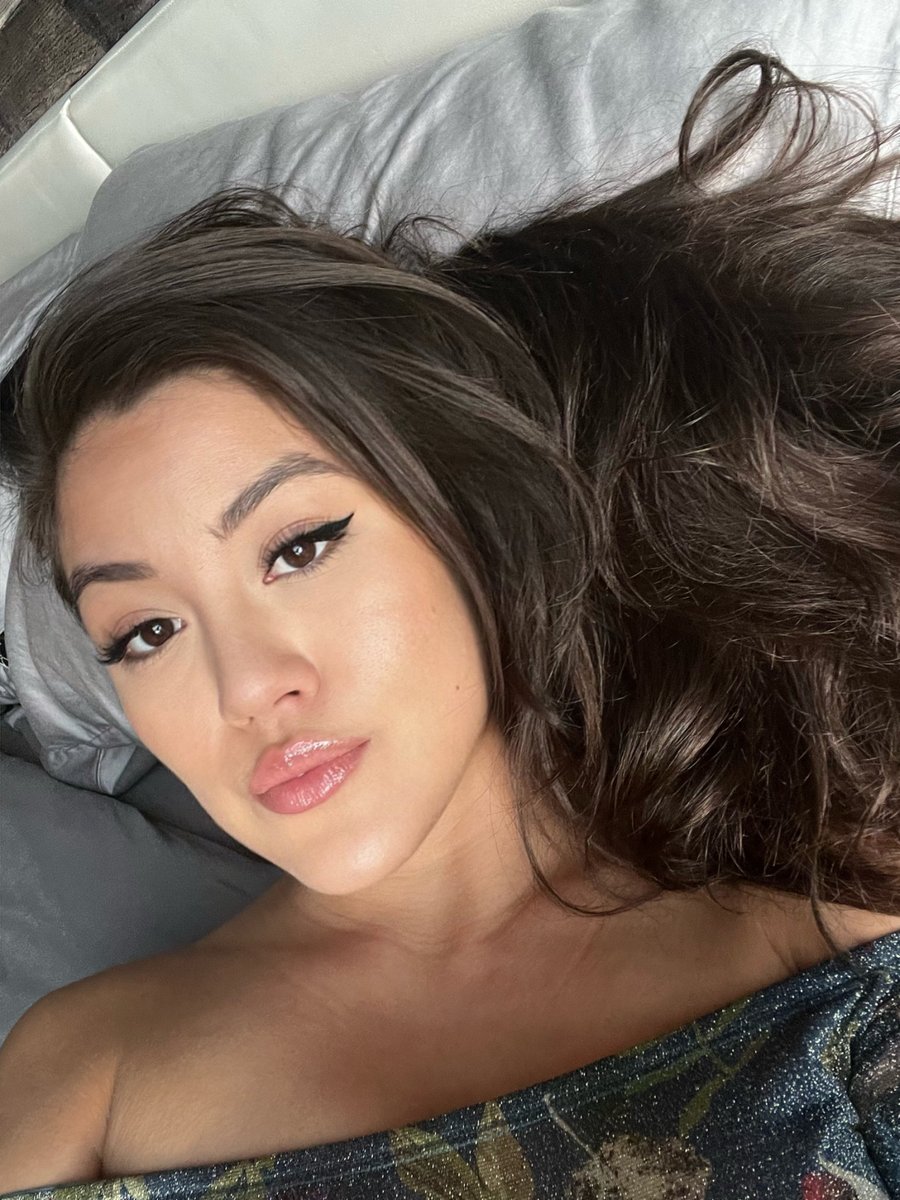 KENDRASPADE's tweet photo. maybe I do have a good side https://t.co/v7PVC8VUY9