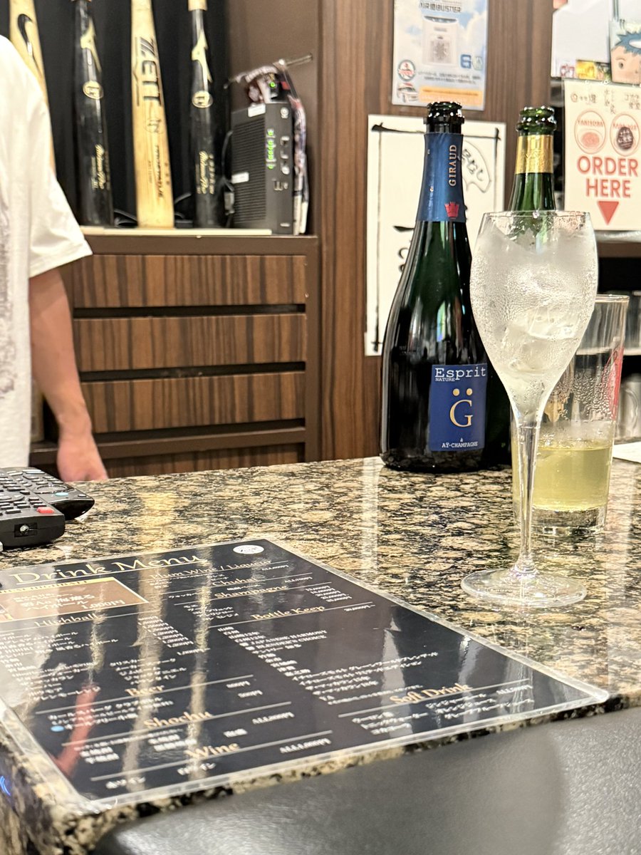 Machan_378's tweet photo. ルンバ救出に一刻もはやく帰りたいけども
きょも飲んでる🥲
結婚おめでとう🍾シャンパン🥂
いつまでもお幸せに✨ https://t.co/3ZBm1rIx4G