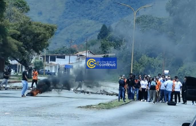 leoperiodista's tweet photo. #01oct..Estudiantes de la ULA cerraron paso vehicular frente a la Facultad de Derecho https://t.co/0w96kVpRXD