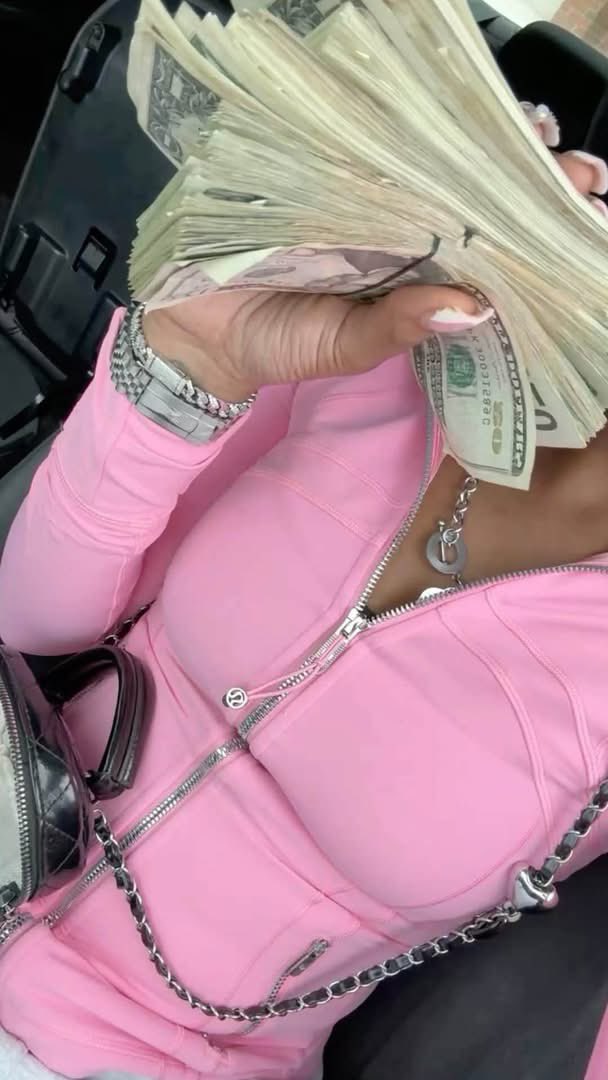 DiaryyOfCatt's tweet photo. Wishing a soft life &amp; a BIG bank account to all my get-money girls! 🎀🎃💰💕 Happy STACKTOBER! 🎀🧡✨ https://t.co/W4T8OvObzo