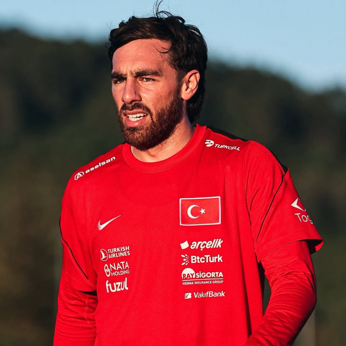 HaberKartali's tweet photo. Ayak parmağındaki çatlak nedeniyle Beşiktaş'ta maçlara iğneyle çıkan Orkun Kökçü'ye milli takımda iğne yapılmasına izin verilmedi.

Bu nedenle Orkun, İtalya maçında ciddi ağrılar yaşadı. (Sercan Dikme) https://t.co/pYqlEsmiWk