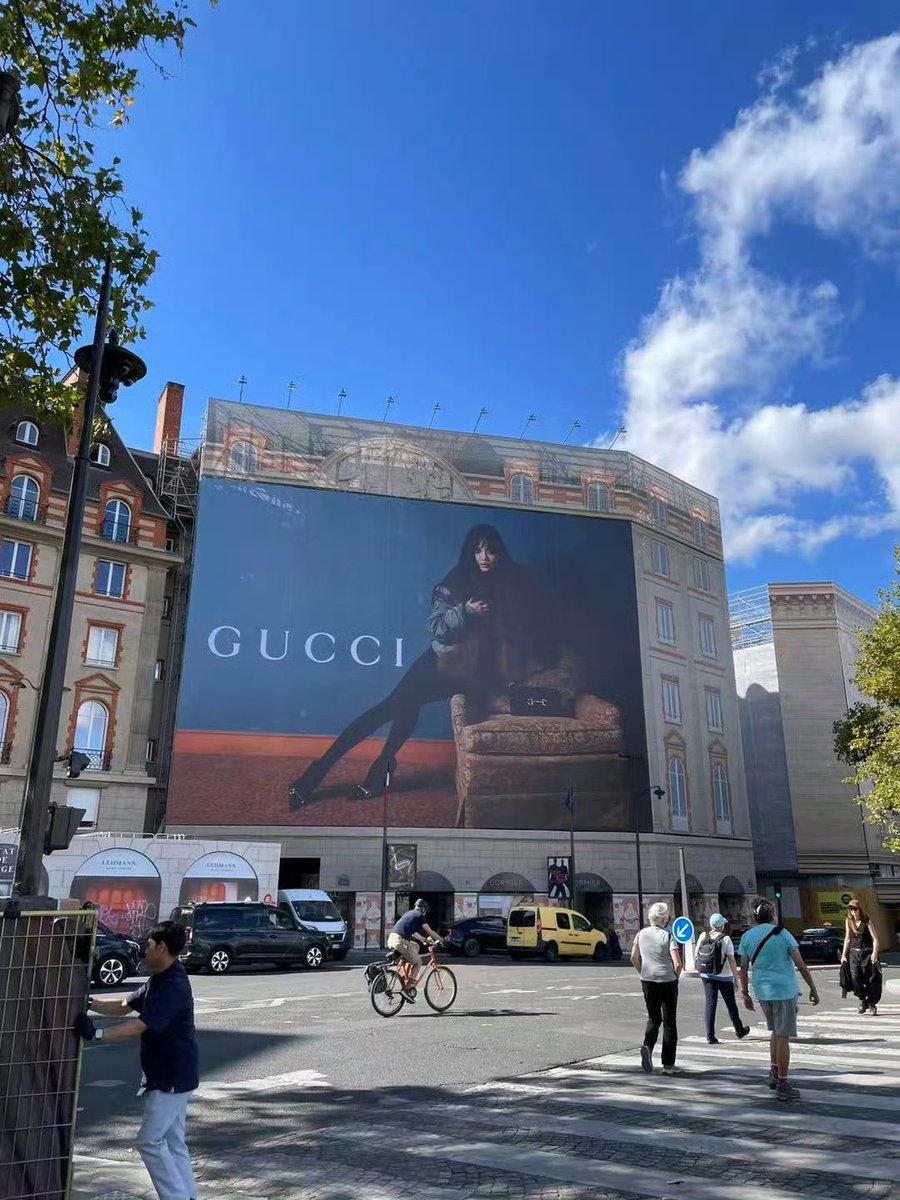 zzkkyy183811's tweet photo. During PFW, Ningning’s large‑scale Gucci campaign ad is featured at Pont‑Neuf, one of Paris’ landmark spots along the Seine. Seen by pedestrians as well as Seine cruise‑goers, it puts the global brand ambassador in front of fashion insiders worldwide. https://t.co/MZm62vpPmN