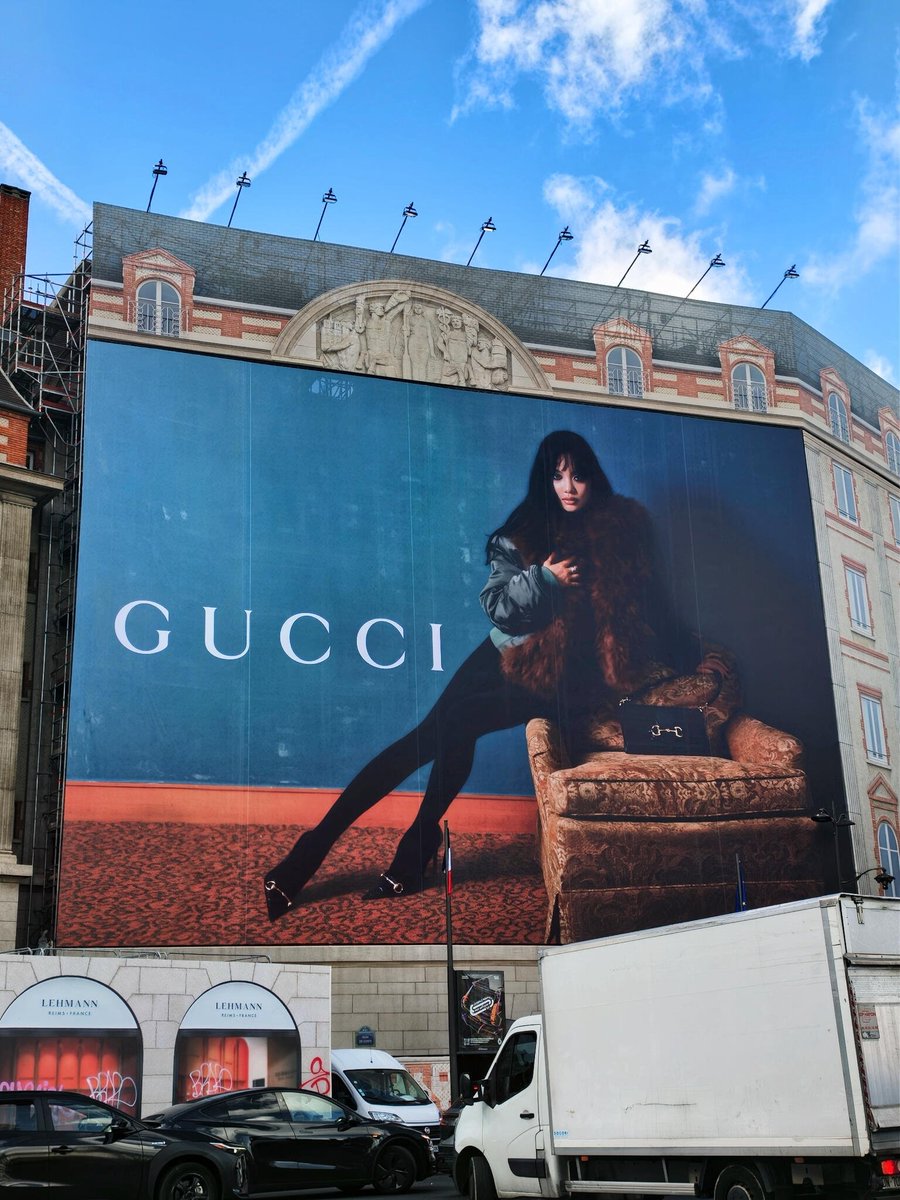 zzkkyy183811's tweet photo. During PFW, Ningning’s large‑scale Gucci campaign ad is featured at Pont‑Neuf, one of Paris’ landmark spots along the Seine. Seen by pedestrians as well as Seine cruise‑goers, it puts the global brand ambassador in front of fashion insiders worldwide. https://t.co/MZm62vpPmN