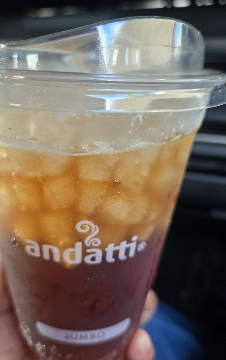 SONIKAA26's tweet photo. Hoy decidí hacer mierda un café poniéndole hielos y refresco de lima-limón, pero siendo sinceros, desde el momento en que compré un Andatti, el café ya estaba hecho mierda. Yo nomás vine a darle el tiro de gracia. 😂☕ https://t.co/idEUKclgX2