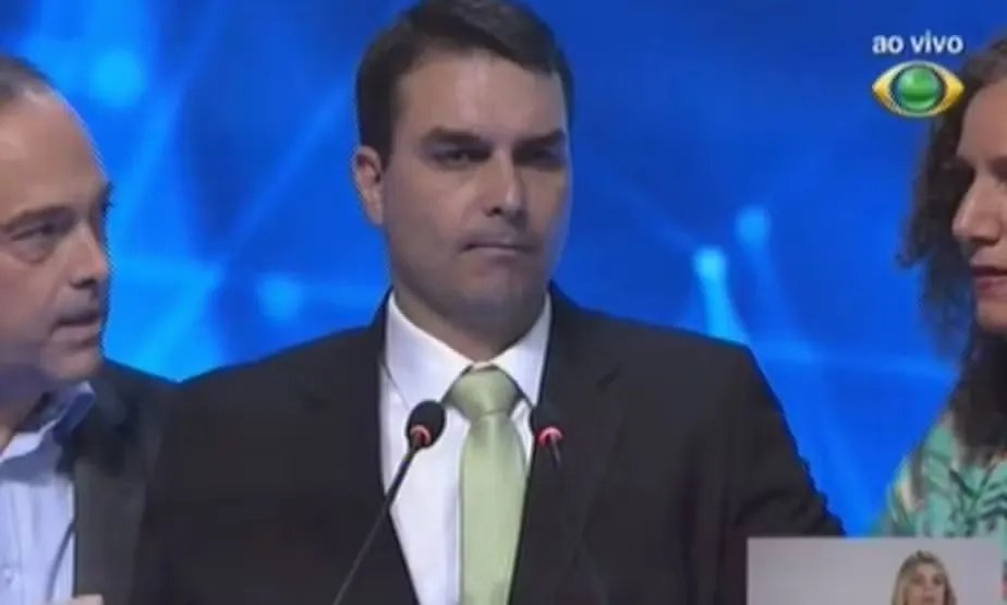 sound3vision's tweet photo. ATENÇAO 💩 Se o Flavio Bolsonaro passar mal ao vivo no "debate" da Globo, teremos sorteio de uma camiseta Sounds® (entre os RT)

IMPORTANTE: NAO PRECISA ASSISTIR O "DEBATE", SE ELE PASSAR MAL NÓS SABEREMOS. PEÇO QUE ASSISTAM O FLOW https://t.co/EaflRWQ2gQ