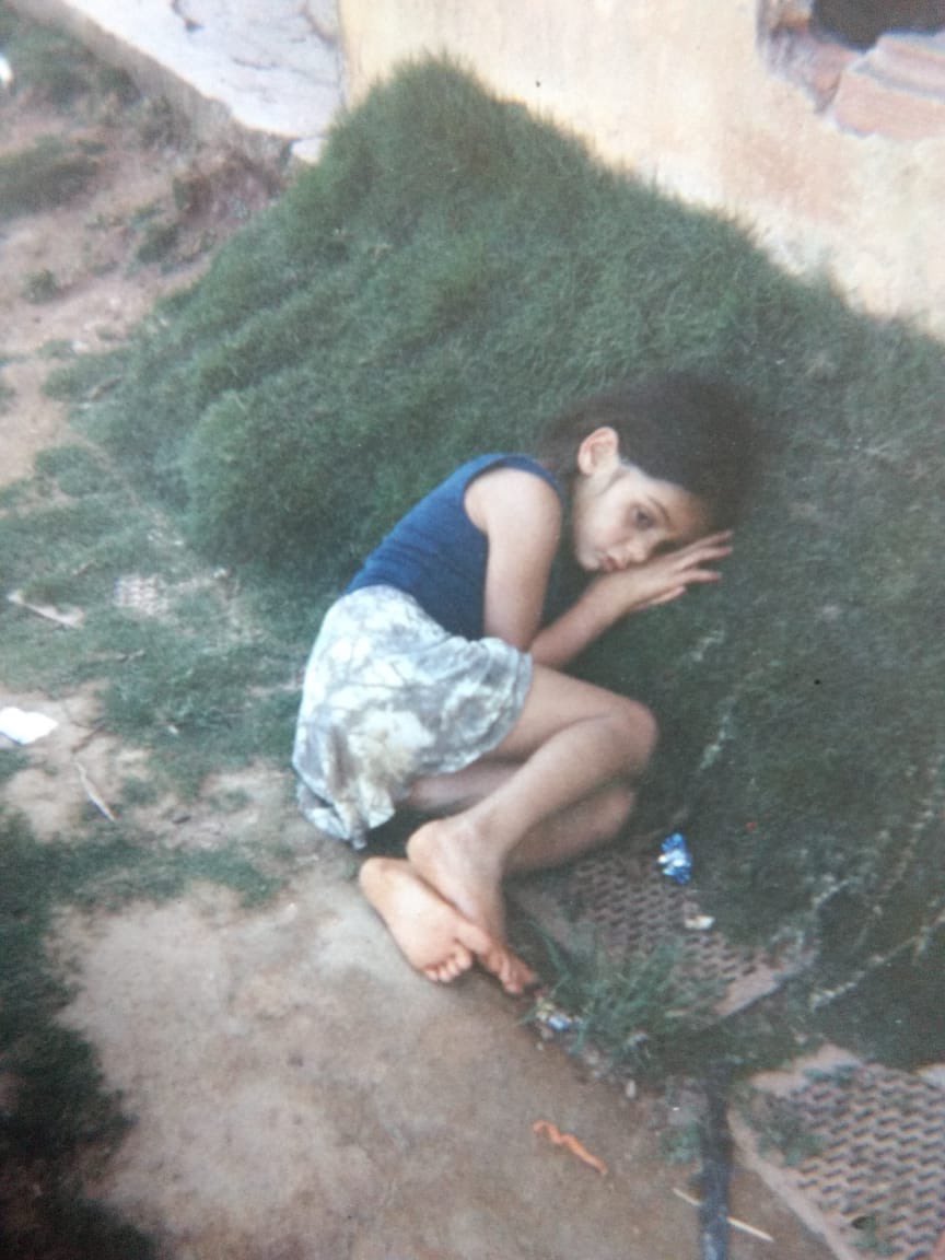 cantodabaleia's tweet photo. fui uma criança melancólica e triste e mamae achou bom registrar um dos meus momentinhos de tristeza https://t.co/uCM8gsq4nG