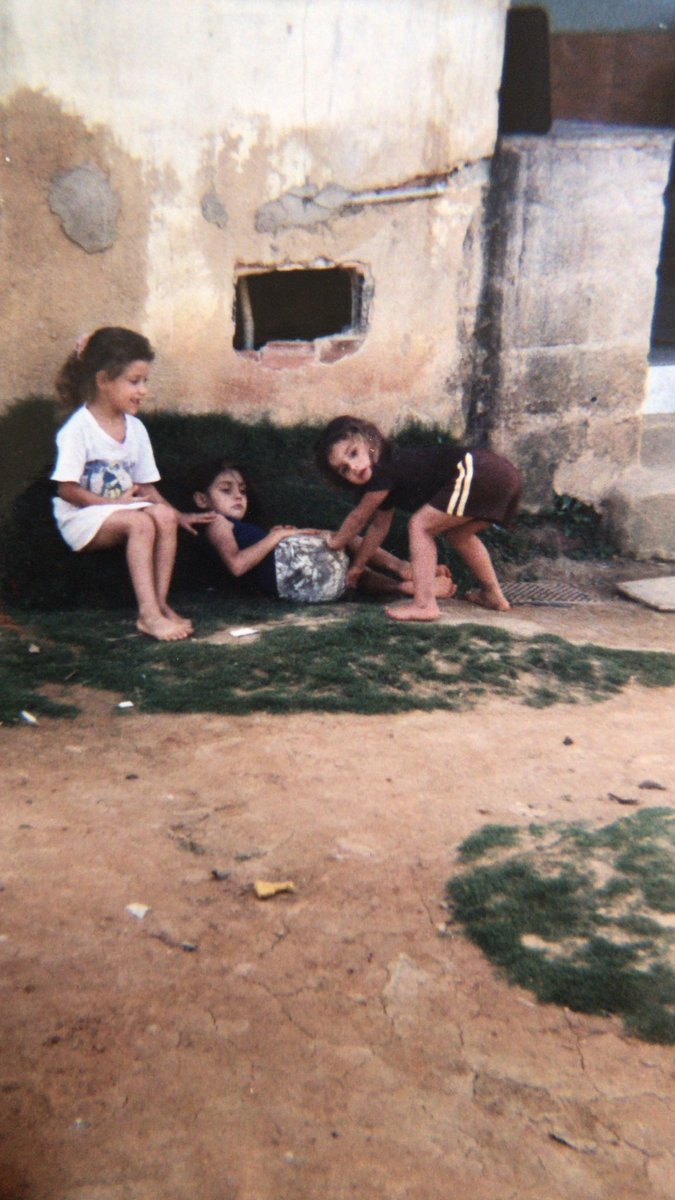 cantodabaleia's tweet photo. fui uma criança melancólica e triste e mamae achou bom registrar um dos meus momentinhos de tristeza https://t.co/uCM8gsq4nG