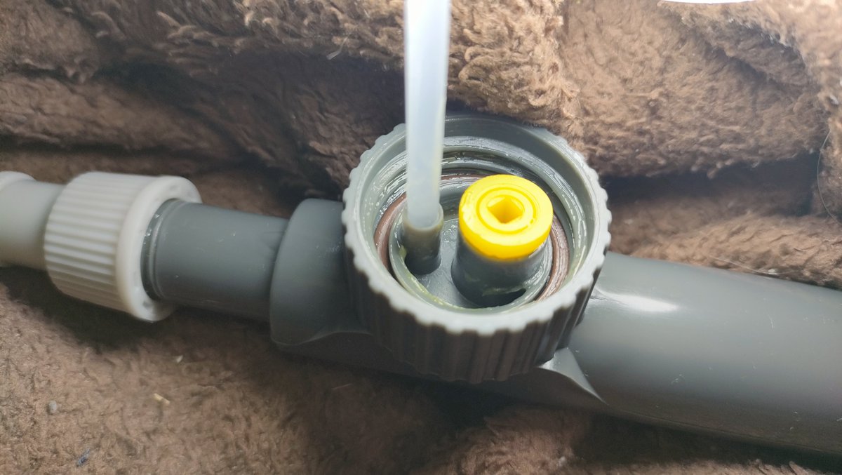 kibambaski's tweet photo. ペットボトル接続部のパッキンがヘロヘロ。
繋いだ時にズレていたようです。
たっぷりグリス塗ってやったら圧かかりました。 https://t.co/IPv5M5C1L5