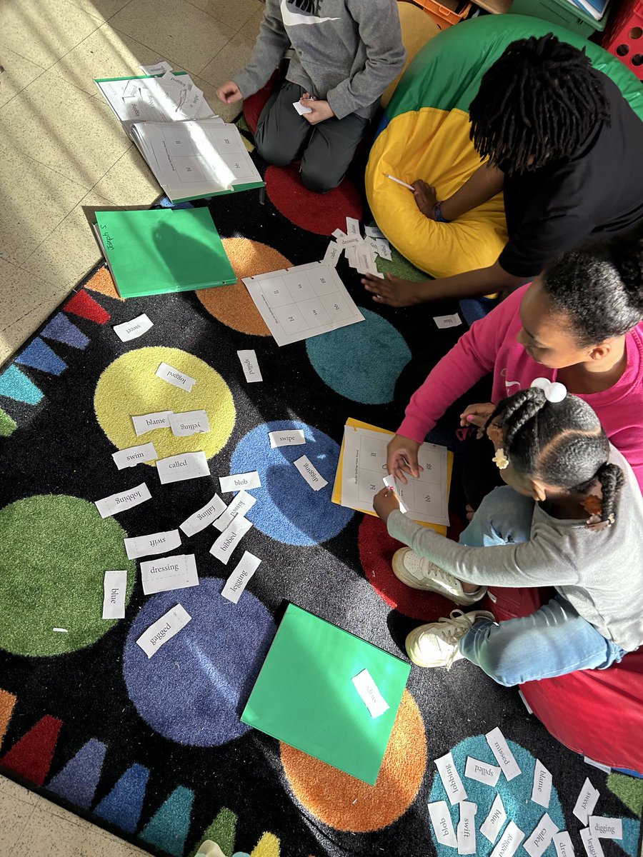 TweetDCS_HLI's tweet photo. During intervention last Friday, Miss Johnson’s group played a consonant blend game! #WeRiseWeThrive #MakingLearningFun https://t.co/elnVLLGVeP