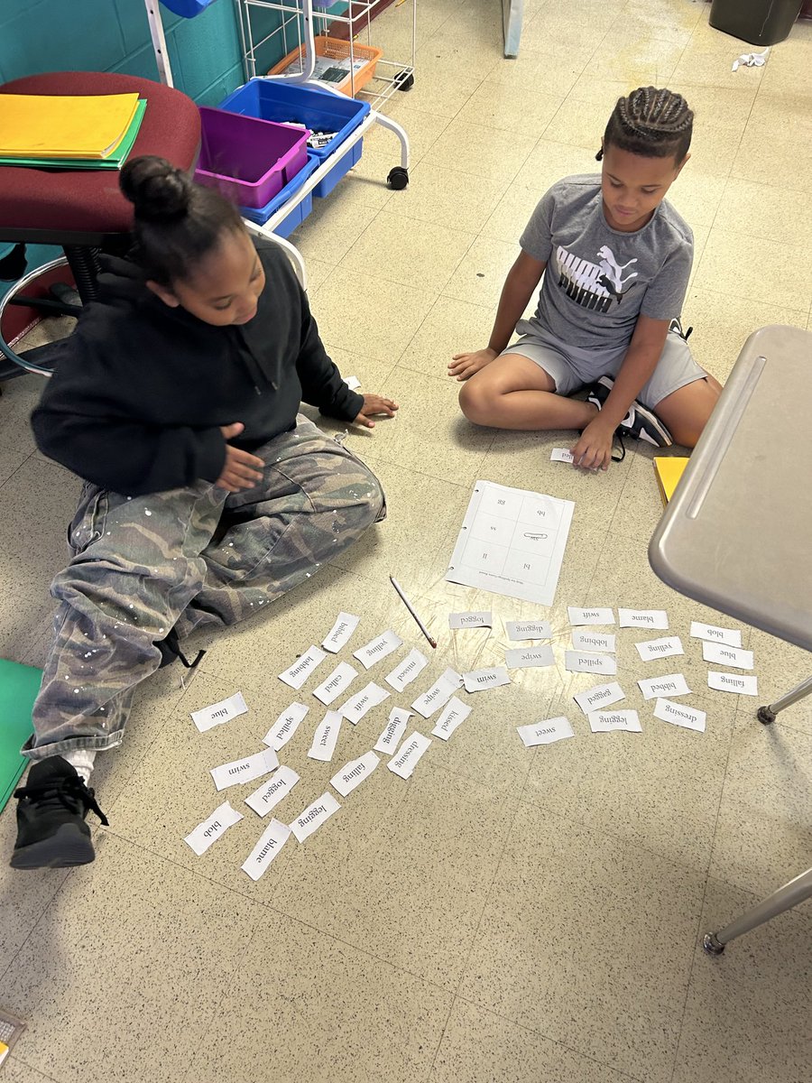 TweetDCS_HLI's tweet photo. During intervention last Friday, Miss Johnson’s group played a consonant blend game! #WeRiseWeThrive #MakingLearningFun https://t.co/elnVLLGVeP