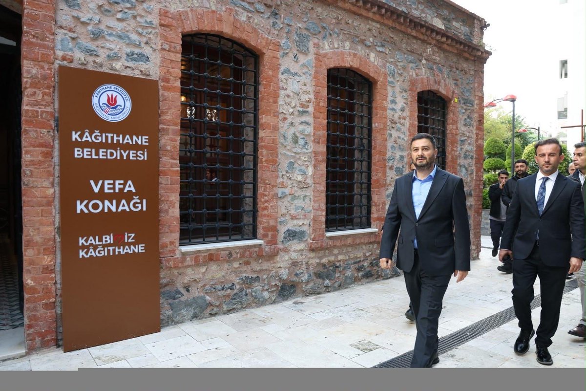 MevlutOztekin's tweet photo. 📍 Kâğıthanemizin tarihi eserlerine bir bir sahip çıkıyoruz… Restorasyon ve yeniden ihya ile tamamladığımız yapılarımızı ilçemizin hizmetine sunuyoruz..

1889 yılında Sultan II.Abdulhamid tarafından yaptırılan Tarihi Kâğıthane Köyü Karakolumuzun restorasyon çalışmalarını tamamladık. 

23 Ekim Cuma günü açılışını gerçekleştireceğimiz Vefa Konağı’ndaki çalışmaları yerinde inceleyerek ekiplerimizden son durum hakkında bilgi aldık.

Ailelerimizin ve gençlerimizin Kâğıthane Meydanı’nda yeni buluşma noktası “Vefa Konağı” şimdiden hayırlı olsun.

Geçmişimizin izlerini koruyarak ilçemize yeni bir kültürel değer daha kazandırmanın mutluluğunu yaşıyoruz.

#KalbimizKağıthane
