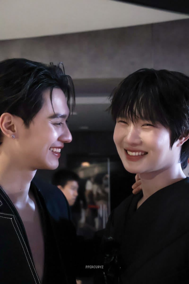 lovelyuhao's tweet photo. his everything https://t.co/vbhFCJx5tM