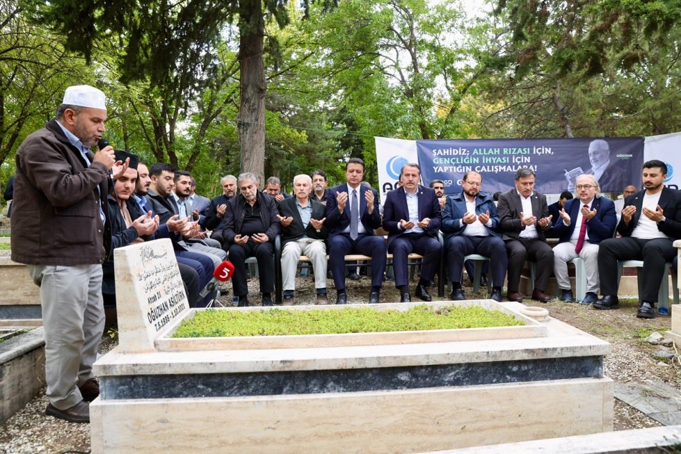 _aliyalcin_'s tweet photo. Millî Görüş hareketinin öncü isimlerinden, devlet ve siyaset adamı, İçişleri Eski Bakanı Merhum Oğuzhan Asiltürk’ü, vefatının sene-i devriyesinde kabri başında andık.

Rabbim  rahmet etsin. Mekanı cennet, makamı âli olsun. https://t.co/b7fmUICNxP