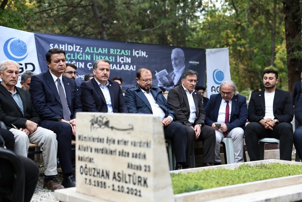 _aliyalcin_'s tweet photo. Millî Görüş hareketinin öncü isimlerinden, devlet ve siyaset adamı, İçişleri Eski Bakanı Merhum Oğuzhan Asiltürk’ü, vefatının sene-i devriyesinde kabri başında andık.

Rabbim  rahmet etsin. Mekanı cennet, makamı âli olsun. https://t.co/b7fmUICNxP