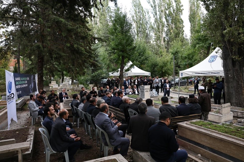 _aliyalcin_'s tweet photo. Millî Görüş hareketinin öncü isimlerinden, devlet ve siyaset adamı, İçişleri Eski Bakanı Merhum Oğuzhan Asiltürk’ü, vefatının sene-i devriyesinde kabri başında andık.

Rabbim  rahmet etsin. Mekanı cennet, makamı âli olsun. https://t.co/b7fmUICNxP