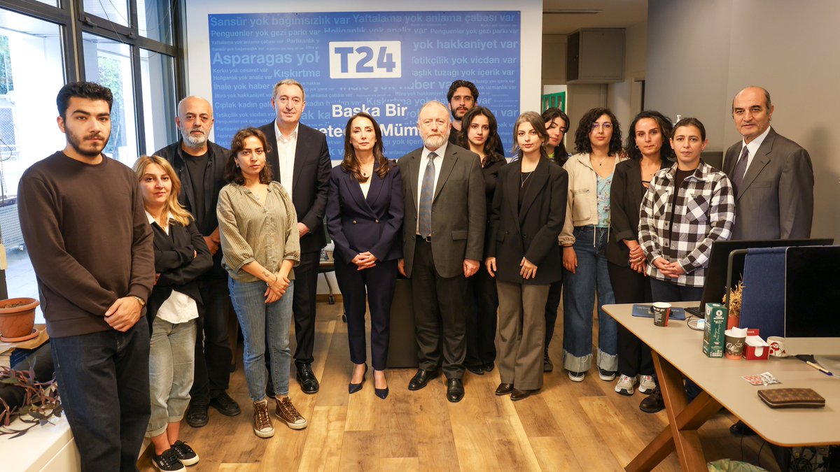 DEMGenelMerkezi's tweet photo. Eş Genel Başkanlarımız Tülay Hatimoğulları ve Tuncer Bakırhan, erişim engeli geitirilen T24 haber sitesinin Ankara Bürosuna dayanışma ziyaretinde bulundu.

Basın ve ifade özgürlüğüne yönelik her türlü baskı ve engellemelerin karşısında durmaya devam edeceğiz. https://t.co/t3nHdeNd8g