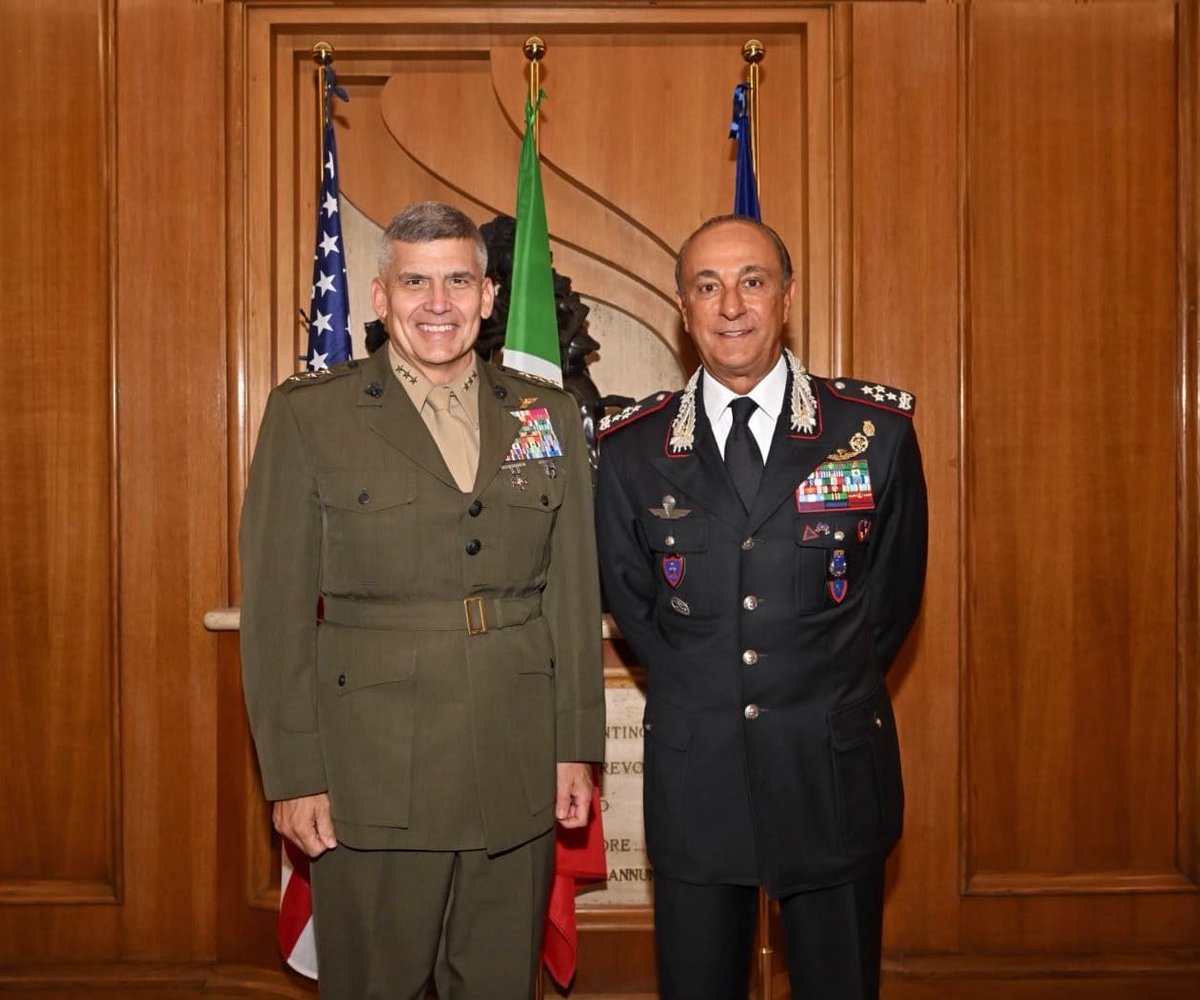 _Carabinieri_'s tweet photo. #Roma: visita al Comando Generale dell’Arma del Gen.C.A. (USA) Sean M. Salene, Office of the Security Coordinator (OSC), accolto dal Com. Gen. #Carabinieri Salvatore Luongo https://t.co/meFRMaszg6