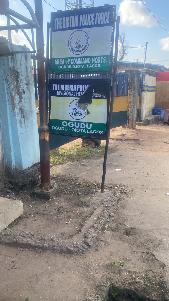 Mazi_OJD's tweet photo. You get kidnapped in Lagos, dragged to this den, then pay ransom to secure your release. That’s how it works in Ogudu Area H Command. And this is with the authority of the @LagosPoliceNG. https://t.co/7fNuwGsAsZ