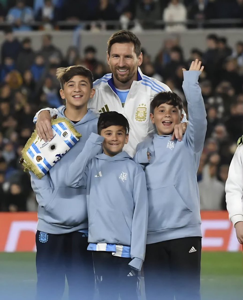 barcaPlus3's tweet photo. 🚨 𝗡𝗘𝗪: Lionel Messi's entire family will be there for his farewell ceremony.

Not just his own wife and children, but his brothers, sister and mother and more relatives as well.

It's set to become one of the greatest farewells in football history. https://t.co/wPsBxWN3bk