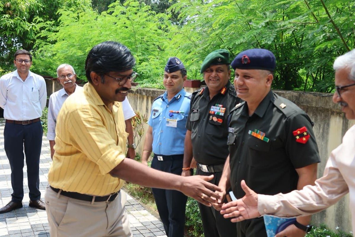 DefencePROTvm's tweet photo. Defence Accounts Department celebrated its 279th department raising day in Pangode, Thiruvananthapuram. 
Dr. M G Rajamanickam, IAS was  the chief guest in the  celebration.

While delivering the keynote address he  called upon the officials to be  humane while delivering services to the Army men who live and fight for the nation in challenging situations.

Shri K Vignesh IDAS delivered the DAD day address and highlighted the role and achievements of the Department.

#MoD #Indianarmy #Airforce
#Navy
#Defenceaccountsdepartment
#PIB