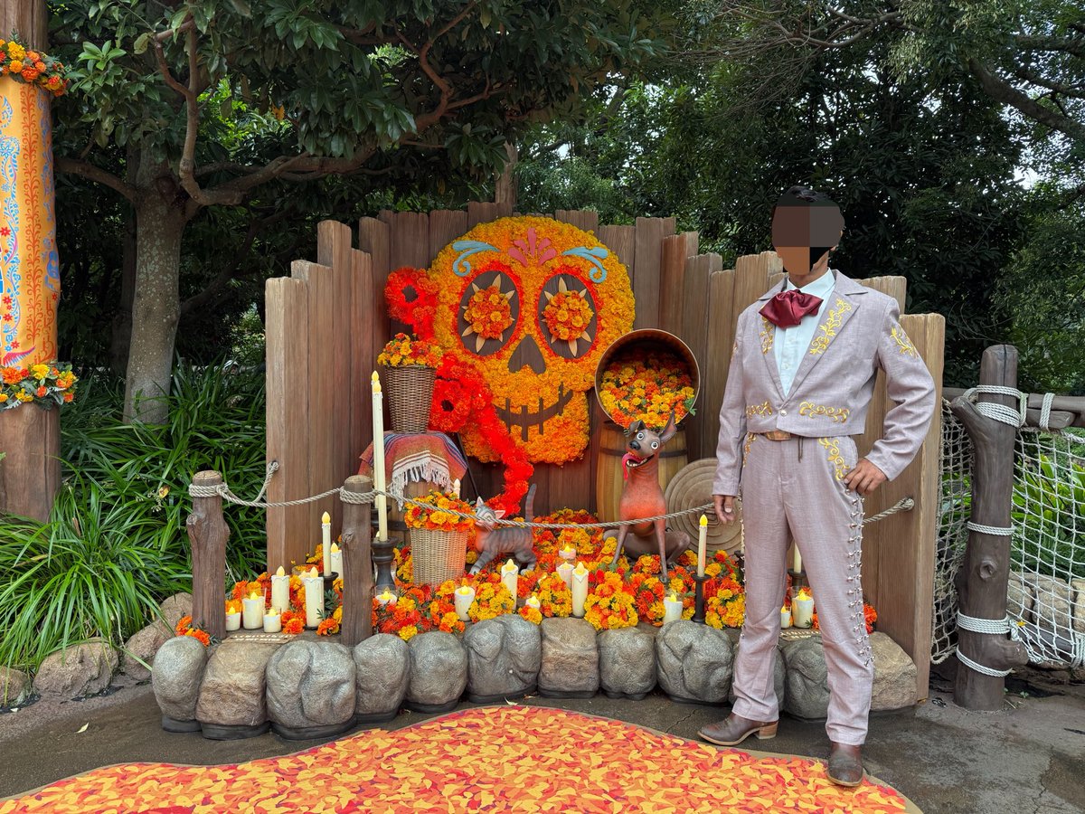 UN_d_crewel's tweet photo. パパ上初めてのDハロ参戦🎃1日目

今年初めて自分からDハロに行きたいと言い
更には好きな作品のリメンバーミーで、生前ヘクターをしたいと…
自分の衣装すら終わってなかったけど
白目向きながら作った甲斐あって、楽しんで貰えたようで娘嬉しい😌

#Dハロ2026
#Dハロ仮装 #Dハロ仮装2026 https://t.co/whu8m4KThV