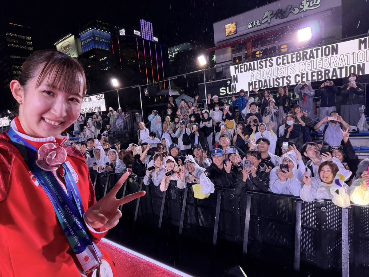 hayata_hina's tweet photo. 雨の中、メダルセレブレーションに来てくださった皆さん、本当にありがとうございました！

一緒にお祝いしていただけて、とても嬉しかったです☺️💕
たくさんの温かい声援、ありがとうございました！✨ https://t.co/Eq28zLoQws
