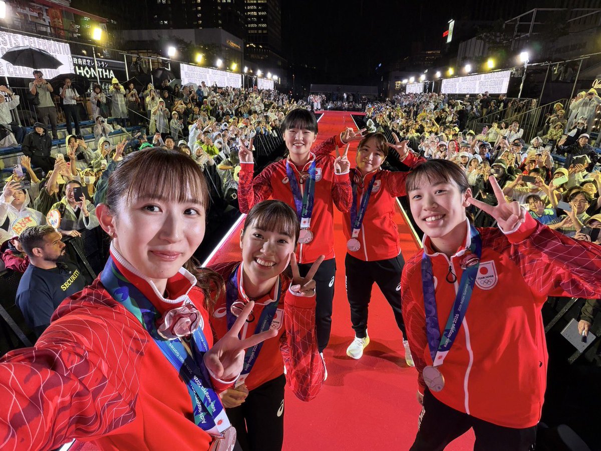 hayata_hina's tweet photo. 雨の中、メダルセレブレーションに来てくださった皆さん、本当にありがとうございました！

一緒にお祝いしていただけて、とても嬉しかったです☺️💕
たくさんの温かい声援、ありがとうございました！✨ https://t.co/Eq28zLoQws
