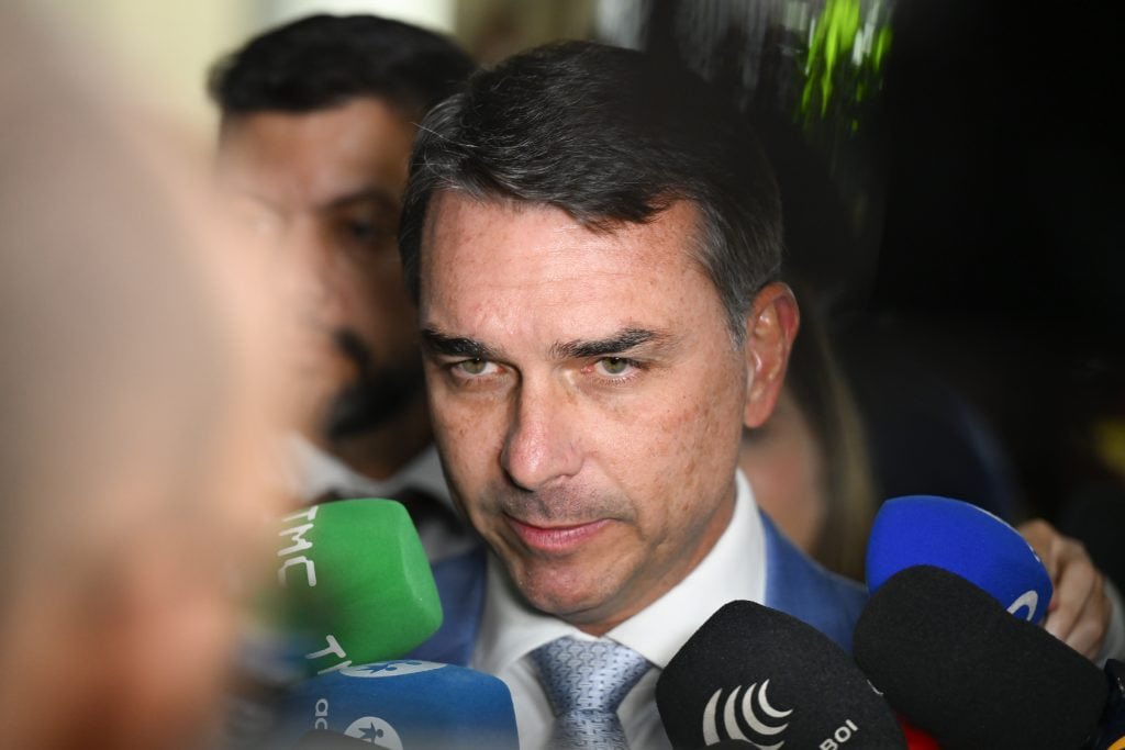ojornaleirobr's tweet photo. Emendas de Flávio Bolsonaro bancaram entidade considerada “inexistente de fato” pela Receita, empresas investigadas pela PF e instituto ligado a miliciano

Levantamento do UOL rastreou o destino de recursos de emendas do senador e candidato à Presidência Flávio Bolsonaro. Desde 2020, mais de R$ 300 milhões foram reservados no Orçamento para indicações do parlamentar. (UOL Notícias)

Em Mesquita, R$ 666 mil provenientes de uma emenda de Flávio foram parar no Instituto de Medicina e Projeto (IMP). A Receita Federal classificou a entidade como “inexistente de fato” e apontou razões para suspeitar que ela teria sido constituída para fraude fiscal. O TCE-RJ também encontrou indícios de conluio e registrou que documentos da entidade chegaram a ser assinados em nome de uma pessoa morta desde 2017. (UOL Notícias)

Outros recursos de emendas do senador foram usados para pagar a Glágio do Brasil e a Inbra-Tecnologia, empresas citadas em investigação da Polícia Federal sobre suspeitas de fraude e cartel em licitações de equipamentos de proteção balística. (UOL Notícias)

A lista ainda inclui uma emenda de R$ 4 milhões para projeto esportivo ligado ao Vasco que entrou na mira da CGU; R$ 200 mil destinados a um instituto cuja liberação de recursos foi tratada com uma assessora de Flávio por Robson Calixto, o Peixe, condenado no caso Marielle; e R$ 6,61 milhões destinados a obras no aeroporto de Resende, executadas por empresa cujas máquinas foram flagradas trabalhando também numa propriedade privada de um amigo do senador. (UOL Notícias)

Flávio Bolsonaro afirma que seu gabinete não indica as empresas contratadas pelos beneficiários das emendas e diz que eventuais irregularidades devem ser apuradas pelos órgãos de controle.

Fonte: UOL