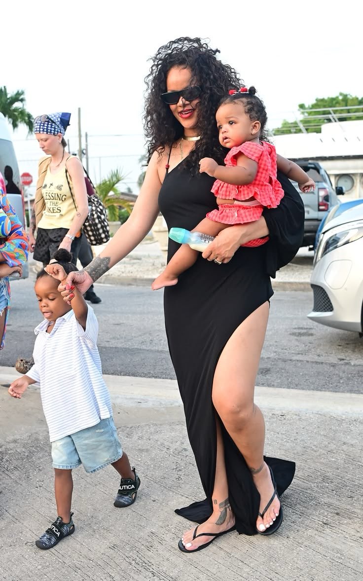 darlaqueendom's tweet photo. Rihanna winging and embracing the beautiful exhaustion in her motherhood era.She’s enjoying the chaos of rising her bosses🫠. https://t.co/TpI8yj3IDO