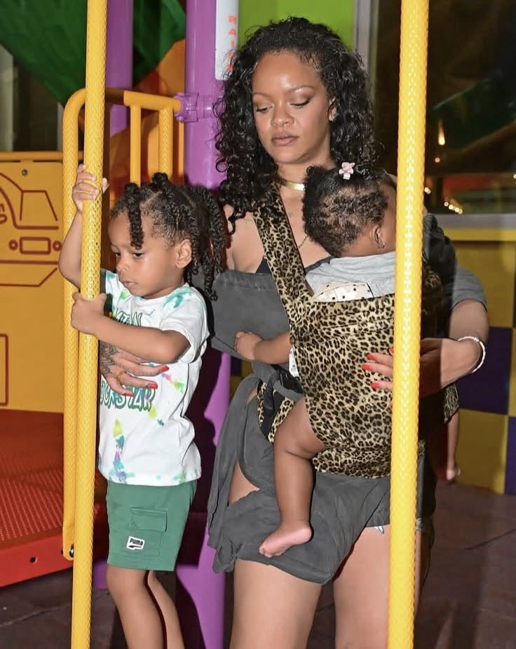 darlaqueendom's tweet photo. Rihanna winging and embracing the beautiful exhaustion in her motherhood era.She’s enjoying the chaos of rising her bosses🫠. https://t.co/TpI8yj3IDO