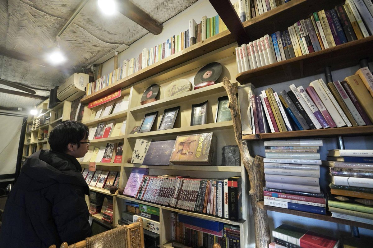 aura_micha_64's tweet photo. [Can't wait to visit the old bookstore—no bother, I’ll just pop in anytime!] https://t.co/wpYKBiaqFC