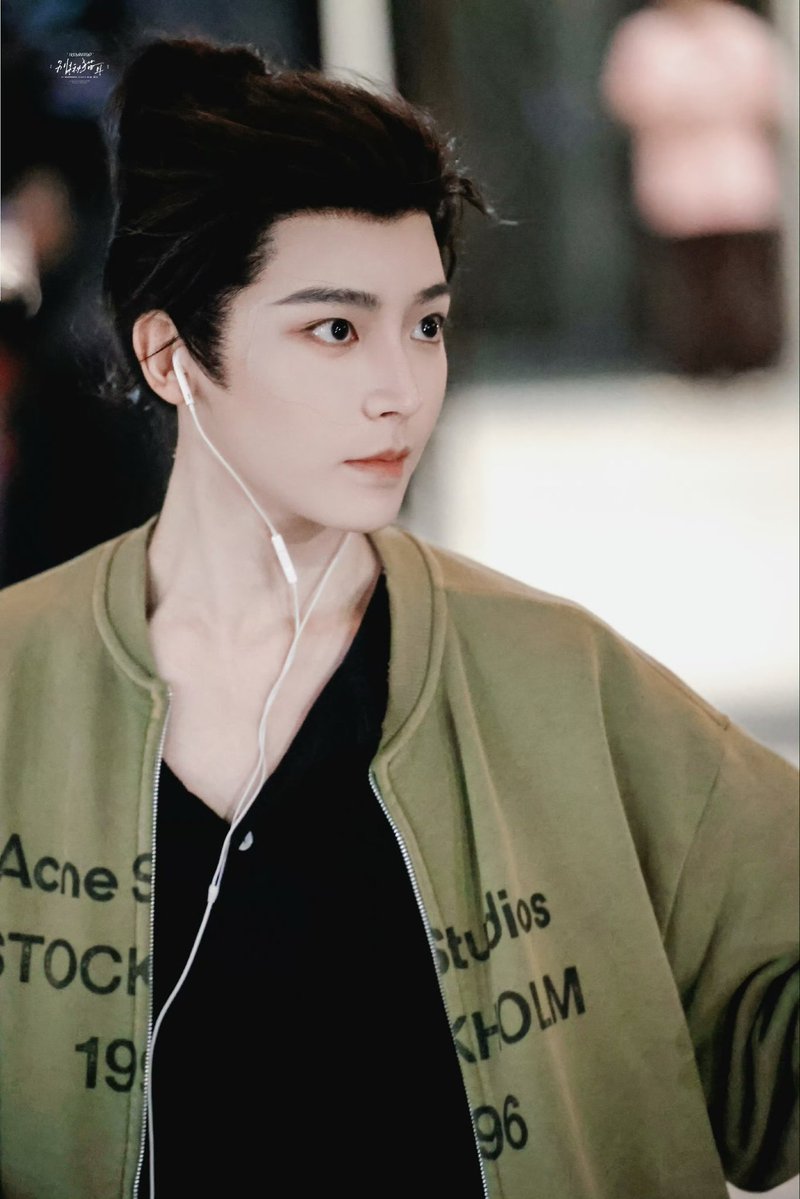 HMHUpdates's tweet photo. 10/01/2026 | Pictures of Kitten done with hair & makeup and heading to the Filming Set | Day 72
My Handsome Baobei 😍😻🥰😘!
Credit🎥📸: Kiwis🥝 (别揪猫耳 | 侯明昊) via Weibo
#HouMingHao #侯明昊 #SingerHouMingHao #AmazingActor #RongChenZi https://t.co/cB9eiaUv49