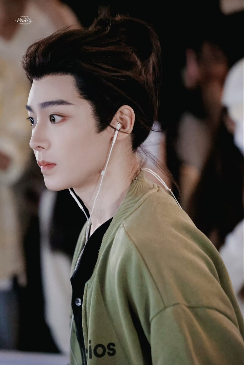 HMHUpdates's tweet photo. 10/01/2026 | Pictures of Kitten done with hair & makeup and heading to the Filming Set | Day 72
My Handsome Baobei 😍😻🥰😘!
Credit🎥📸: Kiwis🥝 (别揪猫耳 | 侯明昊) via Weibo
#HouMingHao #侯明昊 #SingerHouMingHao #AmazingActor #RongChenZi https://t.co/cB9eiaUv49