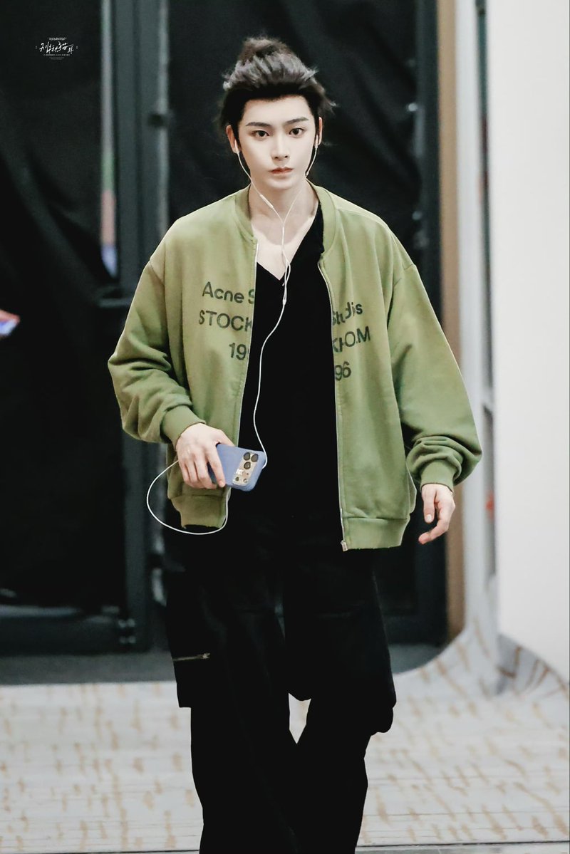 HMHUpdates's tweet photo. 10/01/2026 | Pictures of Kitten done with hair & makeup and heading to the Filming Set | Day 72
My Handsome Baobei 😍😻🥰😘!
Credit🎥📸: Kiwis🥝 (别揪猫耳 | 侯明昊) via Weibo
#HouMingHao #侯明昊 #SingerHouMingHao #AmazingActor #RongChenZi https://t.co/cB9eiaUv49