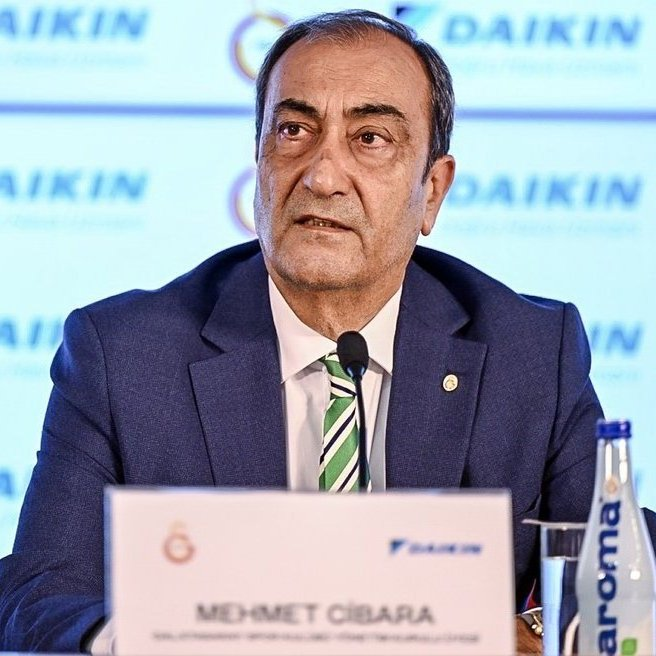 gibbybaris's tweet photo. ❓ En baştaki planlamada biraz belki hata yapıldığını düşünüyor musunuz ? Yani smaçör transferi belki bu kadar sona bırakılmasa mıydı acaba ?

⚡️ Mehmet Cibara: İyi de burada suçlu ben değilim yani. Teknik kadro var, bir liste verir... Teknik kadro var, menajer var, scout var; çıkar liste. Bir liste getirirler önüme, bakarım ben de. Bir tek Jasper'la Stafford gelmişse "İlla birini alacağım" diye harcayayım mı bu parayı yani? Beklerim, bu kadar. 

Dediğim gibi 300'se 500'se onu Ocak'ta kullanırım. 1 milyonluk oyuncuyu 500'le alırım, playoff'un sonuna kadar kullanırım. Yani benim şeyim bu. Ama yani bana bilmem kimi getirdin de ben almadım mı yani ?

Şimdi isim vermeyeyim, Türkiye'den bile almak istediğim 2 oyuncu vardı o iki pozisyon için mesela, onlar da başka sebeplerle gelmek istemediler. 

Çünkü inanın Galatasaray'a gelirken Galatasaray'ın şu an şu kadrosunu gören oyuncular, bu takımın birtakım ikonları var. İlkin varken orada, İlkin gibi bir kaptanımız varken, milli takımdaki bir arkadaşı oraya gelip İlkin'in altında yedek kalmak istemiyor. Şimdi ben açık açık söylüyorum sana. Aynı şekilde diğer pozisyonlarda da var.

Şimdi inanılmaz paralar verip alabilirsin, orada yine içerideki dengeler bozulacak. Dolayısıyla o işleri "Aldın, almadın, yaptın, yapmadın, niye söyledin de etmedin, bilmem ne" buralara getirmemek lazım. Ben bütün gerçeğiyle anlatıyorum, her şeyi de sorabilirsin.

📺 @canbedell x Eski Açık