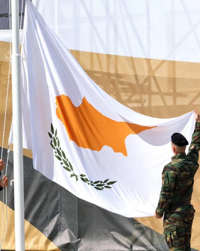 CYpresidency's tweet photo. «Είμαστε δικαιολογημένα περήφανοι για τη χώρα μας», δήλωσε ο Πρόεδρος της Δημοκρατίας με τη λήξη της στρατιωτικής παρέλασης της 1ης Οκτωβρίου, με την ευκαιρία της 66ης επετείου της Ανεξαρτησίας της Κυπριακής Δημοκρατίας. Παρά το γεγονός ότι 14 χρόνια μετά την ίδρυσή της υπέστη τη βάρβαρη τουρκική εισβολή και για 52 τώρα χρόνια τη συνεχιζόμενη κατοχή, η Κυπριακή Δημοκρατία, χάρη στον κυπριακό λαό, έχει προοδεύσει, έχει αναπτυχθεί, έχει αναβαθμιστεί. Ξεκάθαρος στόχος και επιδίωξη είναι η συνεχής αναβάθμιση της χώρας μέσα από την ενίσχυση και τον εκσυγχρονισμό όλων των παραγόντων ισχύος, εσωτερικών και εξωτερικών, με βασική συνιστώσα μια ισχυρή, ανταγωνιστική και ανθεκτική οικονομία που επιτρέπει την αντιμετώπιση προκλήσεων και την επένδυση στην υγεία, στην παιδεία, στο κράτος δικαίου, στο στεγαστικό και σε όλους εκείνους τους τομείς που βελτιώνουν την καθημερινότητα του πολίτη.

Η ενίσχυση όλων των παραγόντων ισχύος της χώρας εξυπηρετεί και την υπ’ αριθμόν ένα προτεραιότητα, που δεν είναι τίποτε άλλο από τον τερματισμό της κατοχής, την απελευθέρωση και την επανένωση της πατρίδας. Στο ίδιο πλαίσιο ενισχύεται συνεχώς και η αποτρεπτική ισχύς της Κυπριακής Δημοκρατίας, μέσα από την αναβάθμιση των εξοπλιστικών προγραμμάτων, των ναυτικών και αεροπορικών υποδομών και, πρωτίστως, μέσα από την επένδυση στο ανθρώπινο δυναμικό της Εθνικής Φρουράς. Την ίδια στιγμή, η παρουσία ξένων αγημάτων από τη Γαλλία, τις Ηνωμένες Πολιτείες, τη Βρετανία και την Αίγυπτο αποτελεί ένδειξη των συνεργασιών της Κυπριακής Δημοκρατίας και της αναβάθμισης της χώρας.

Στο πλαίσιο των εκδηλώσεων, ο Πρόεδρος της Δημοκρατίας παρέστη στο τρισάγιο στους τάφους των ηρώων και κατέθεσε στεφάνια στα Φυλακισμένα Μνήματα, στον ανδριάντα του Αρχιεπισκόπου Μακαρίου Γ΄ και στο Μνημείο Δημοκρατίας και Αντίστασης, ενώ δέχθηκε και τον Υπουργό Εθνικής Άμυνας της Ελλάδας κ. Νίκο Δένδια.

Χρόνια πολλά στην Κυπριακή Δημοκρατία.🇨🇾

1/3…