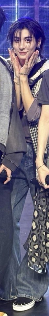 _onleehan's tweet photo. 이분뭐죠? https://t.co/luf0uS5IDn