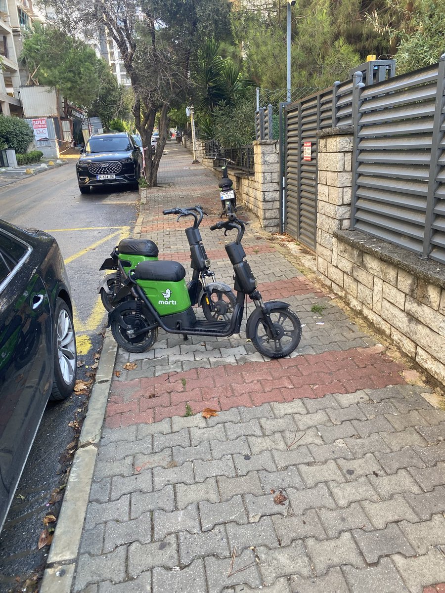 burcincigerim's tweet photo. Martı kullananların kaldırımdan gitmesi yetmiyormuş gibi kaldırımları böyle işgal etmelerine kim müdahale edecek! Plaka var neden son kullanıcıya ceza kesilmiyor? Belediye bir şey yapabilir mi? @kadikoybelediye Şaşkınbakkal Dilruba sokak https://t.co/hjMuJuvJB8