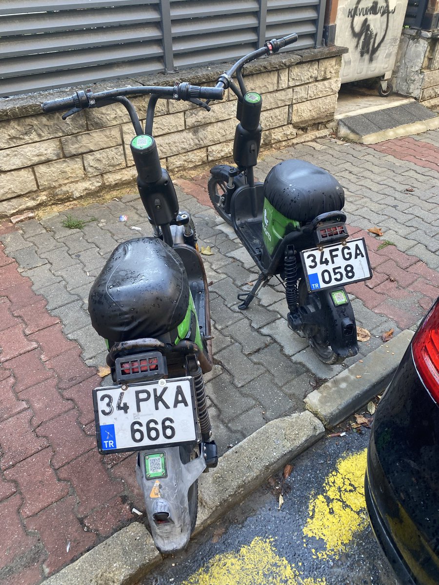 burcincigerim's tweet photo. Martı kullananların kaldırımdan gitmesi yetmiyormuş gibi kaldırımları böyle işgal etmelerine kim müdahale edecek! Plaka var neden son kullanıcıya ceza kesilmiyor? Belediye bir şey yapabilir mi? @kadikoybelediye Şaşkınbakkal Dilruba sokak https://t.co/hjMuJuvJB8
