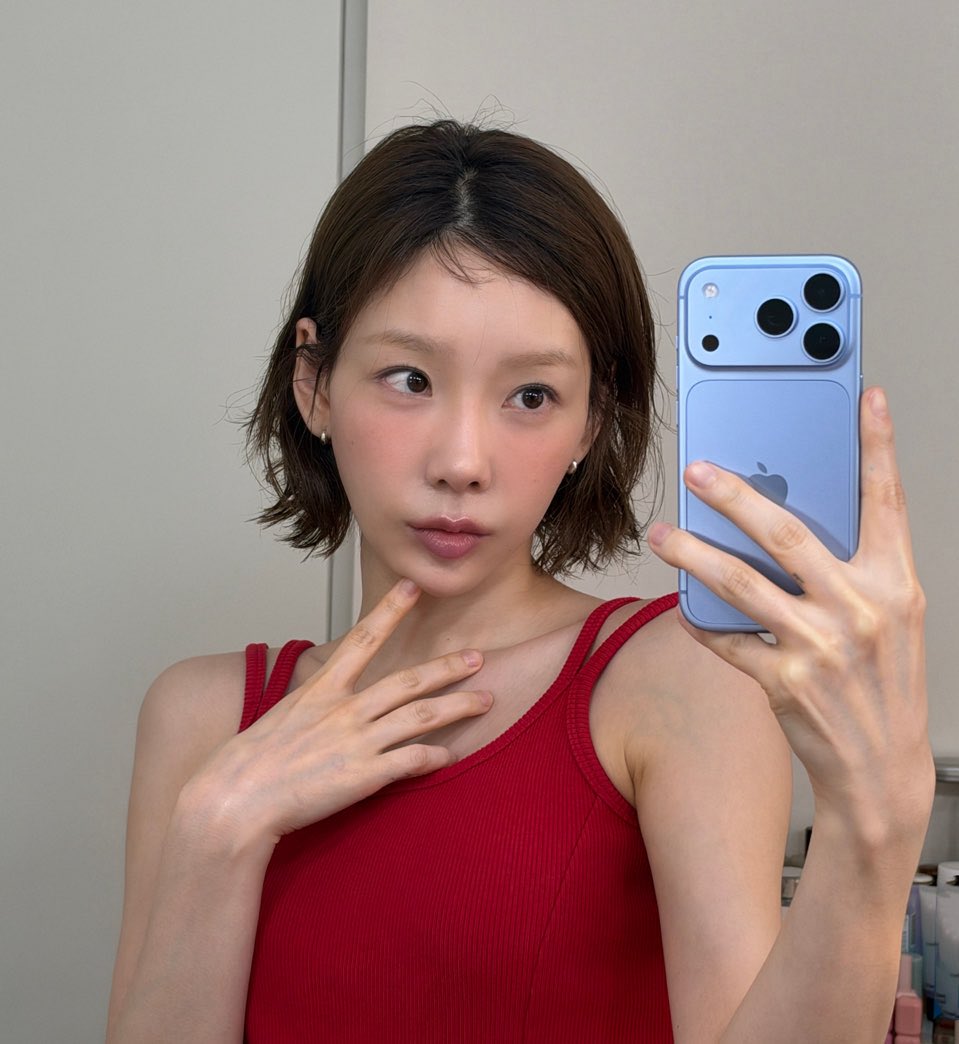 Dabeztt's tweet photo. พี่แทยอนเดือนตุลาคม ผมทรงใหม่ โทรศัพท์ใหม่ iphone 18 pro สี glacier 😎🩵 https://t.co/xl1ZO3znnV
