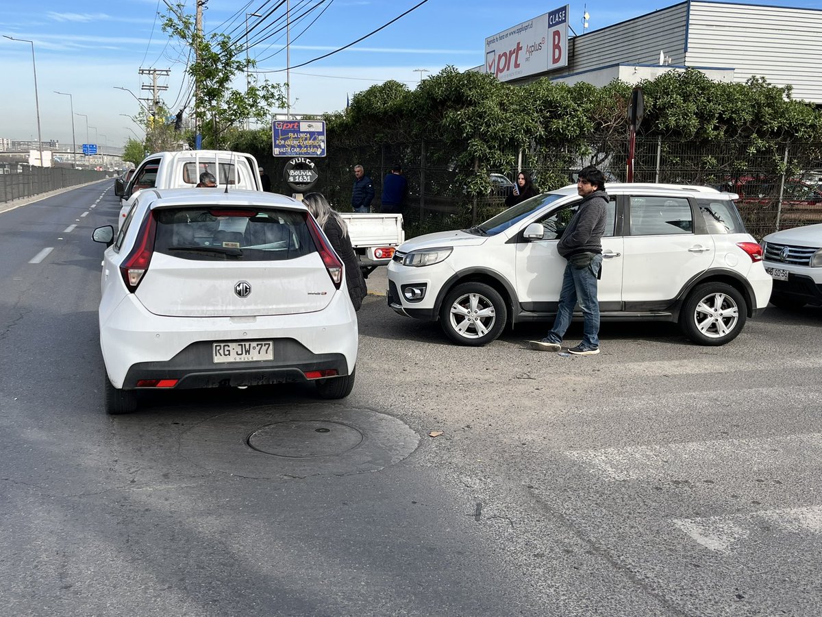 cesarioMTB's tweet photo. Este wn se esta colando en la fila de la planta de revision técnica! Y pese a las advertencias no se mueve. #revsiontecnica  #sanramon #vespucio https://t.co/yX8DBFOrYr