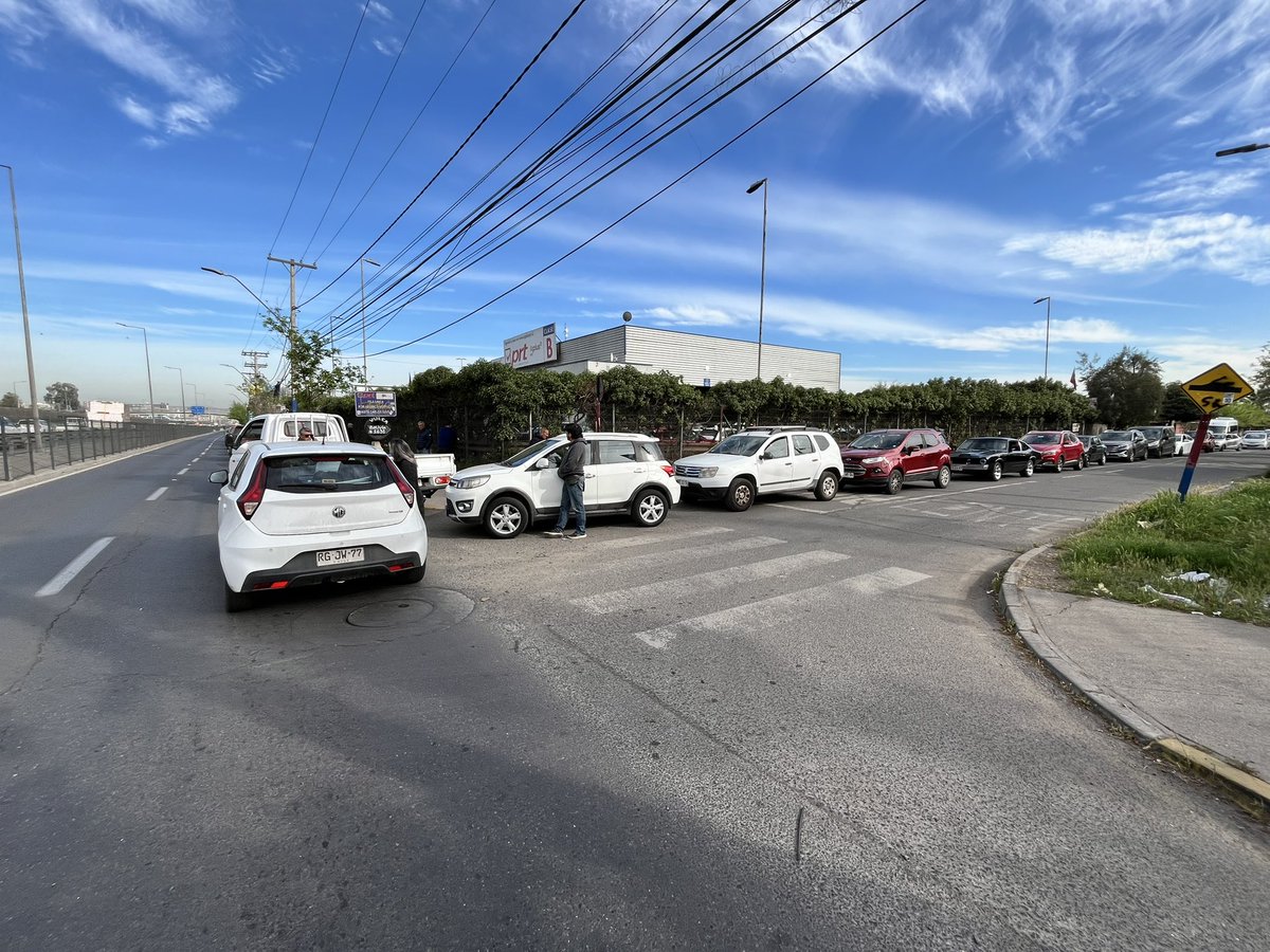 cesarioMTB's tweet photo. Este wn se esta colando en la fila de la planta de revision técnica! Y pese a las advertencias no se mueve. #revsiontecnica  #sanramon #vespucio https://t.co/yX8DBFOrYr