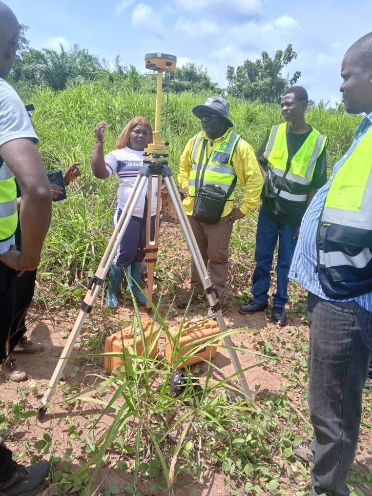 FrivaoRDC's tweet photo. Le Fonds Spécial de Répartition de l’Indemnisation aux Victimes des Activités Illicites de l’Ouganda en RDC (@FrivaoRDC) informe l'opinion publique et les communautés des victimes de l’acquisition officielle d’un site d’une superﬁcie de 5 hectares, destiné à abriter la construction de l’Hôpital Général Provincial Moderne.

Situé dans la commune de TEPATONDELE, au quartier NDOLI, dans la ville de #BUTA, chef-lieu du Bas-Uélé, ce site répond rigoureusement aux normes techniques, urbanistiques et environnementales requises pour un projet d’envergure sanitaire de cette nature. 

Cette réalisation majeure a été rendue possible grâce à l'implication personnelle et au leadership du Gouverneur de la province du Bas-Uélé, que le FRIVAO tient à remercier chaleureusement pour son accompagnement institutionnel. Elle s’inscrit également dans le cadre de la mise en œuvre des réparations collectives décidées pour matérialiser la volonté du Gouvernement de réparer les préjudices subis par les victimes lors des activités illicites de l’Ouganda commises sur le territoire congolais entre 1998 et 2003, conformément aux orientations données par l'arrêt de la Cour Internationale de justice (@CIJ_ICJ) du 09 février 2022.

Il sied de noter que cette même démarche inclusive se poursuivra incessamment dans les provinces de la Tshopo, du Haut-Uélé et de l’Ituri, couvrant ainsi l’ensemble des quatre provinces initialement ciblées par ce programme de réparations collectives.

Le FRIVAO réaffirme son engagement indéfectible à œuvrer dans la transparence, l’équité et la participation communautaire afin que chaque projet collectif contribue efficacement au développement durable et à la restauration de la dignité des victimes.

Cellule de Communication