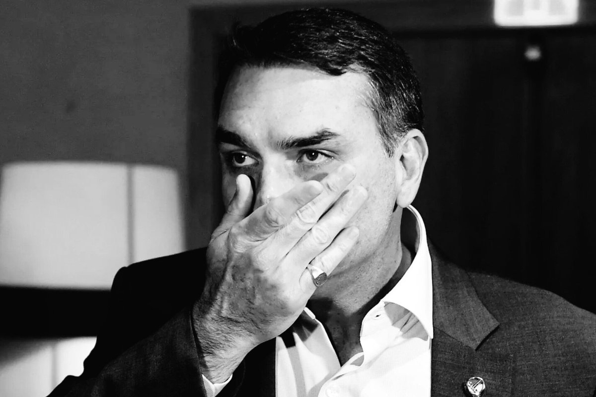 depchicoalencar's tweet photo. Deu no UOL! 

Alô, Flavio Bolsonaro! Dos R$ 300 MILHÕES em emendas parlamentares que você destinou desde 2020 teve DINHEIRO PÚBLICO para empresa que não existe em Mesquita, outra investigada pela PF por ligação com cartel, fora a já conhecida emenda pra ONG do miliciano Peixe. 

É impressionante a quantidade de esquemas e sujeiras que surgem dia sim, dia também! O destino de Flávio Bolsonaro é a justiça, não a presidência!