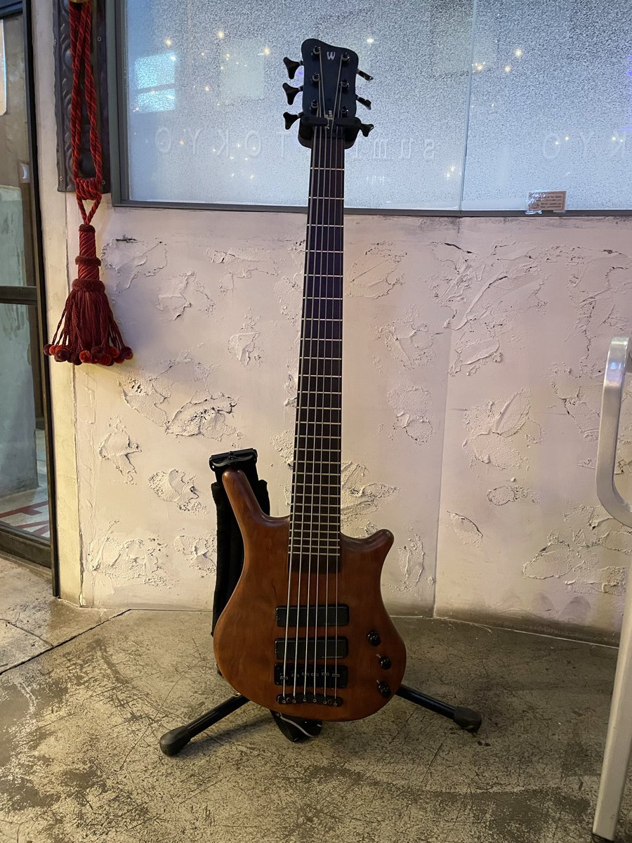7PMRbbAUAkiSCaA's tweet photo. マサさんBDお祝いカンパイマーン🥂✨
マサさんのベース🎸(触って撮影OK)
とても重みがあって手にするの緊張💦
いつも軽やかに動きながら弾いていて凄い✨貴重な企画に感謝🫶
改めてマサさん、お誕生日おめでとうございます🎂
#sumileTOKYO 
#中村正人誕生祭
#マサマニアの集い https://t.co/uIvpzAPZTK